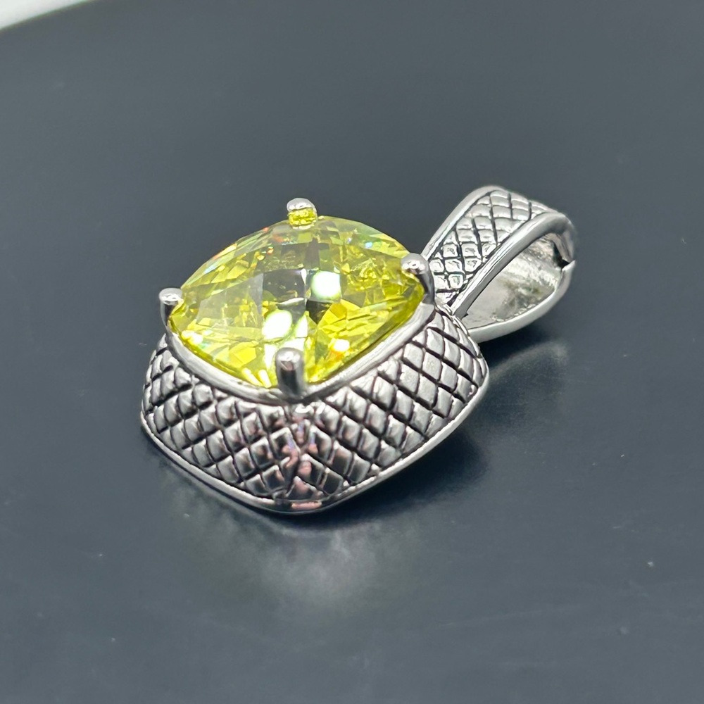 Premier Designs Sparkling Faceted Lime Glass Prong Set Stone Pendant


WN 5/2025